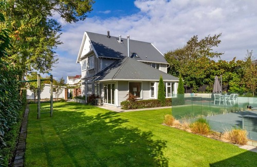 Fendalton House | Grand 5BR Villa in Fendalton - Walk to Hagley Park
