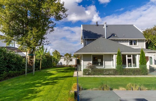 Fendalton House | Grand 5BR Villa in Fendalton - Walk to Hagley Park