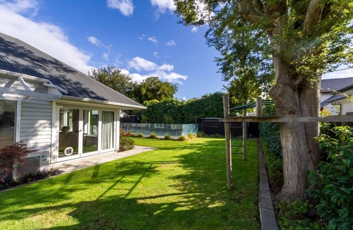 Fendalton House | Grand 5BR Villa in Fendalton - Walk to Hagley Park