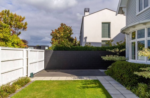 Fendalton House | Grand 5BR Villa in Fendalton - Walk to Hagley Park
