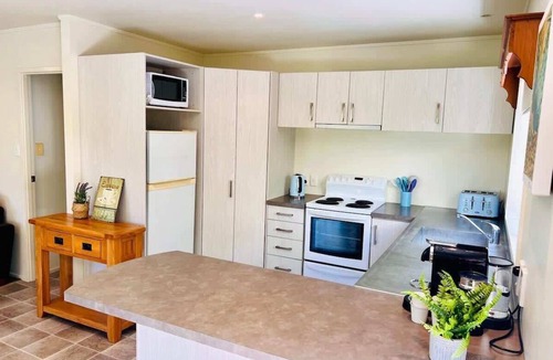 Hahei Cottage | Grange Cottage - A lovely cozy stay at the stunning Hahei Beach!