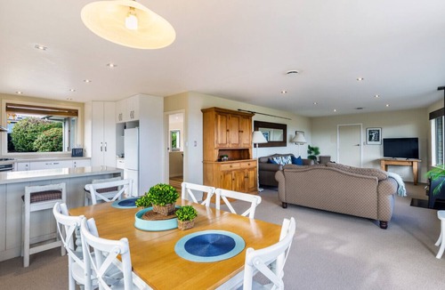 Taupo House | Great Lake Getaway: Your Spacious Taupo Retreat