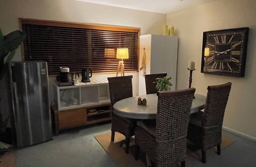 Rothesay Bay House | Great-Located North Shore Room in Tropical Garden – Close to the Beach 🌴🌊