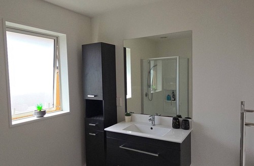 Rolleston House | Great Price Luxury - Master Ensuite | Garden View