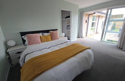 Rolleston House | Great Price Luxury - Master Ensuite | Garden View