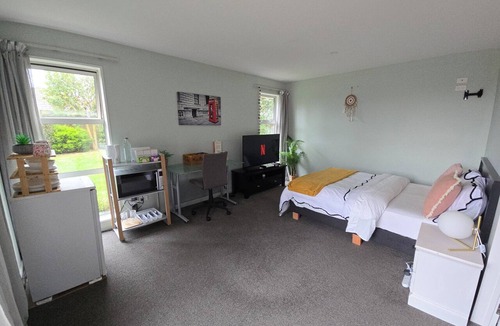 Rolleston House | Great Price Luxury - Master Ensuite | Garden View