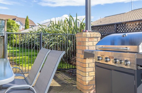 Hamilton House | Great Short-Mid Term Stay! River Views & Games Room
