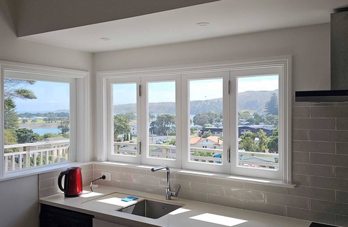 Raglan House | Great views of Raglan bar, harbour and Raglan town, central location.