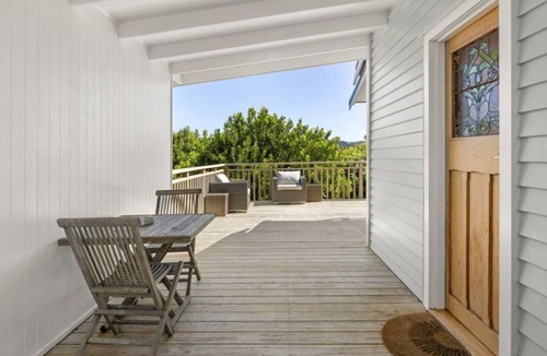 Raglan House | Great views of Raglan bar, harbour and Raglan town, central location.