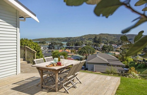 Raglan House | Great views of Raglan bar, harbour and Raglan town, central location.