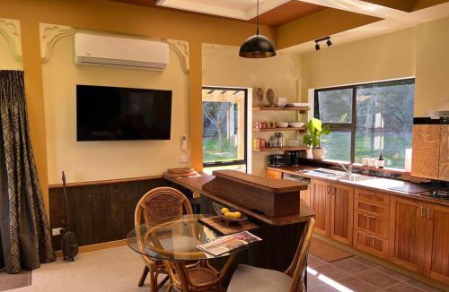 Otaki Apartment | Greenwood Bungalow - Stylish Retreat