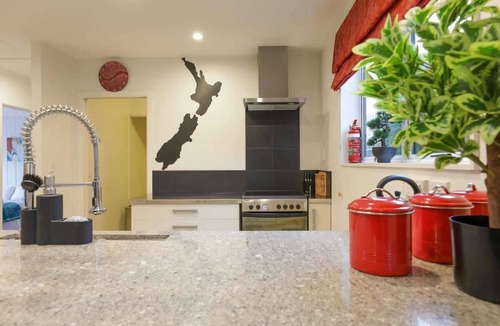 Rotorua House | Groovy on Grey - Spa Pool, Central, Sleeps 8