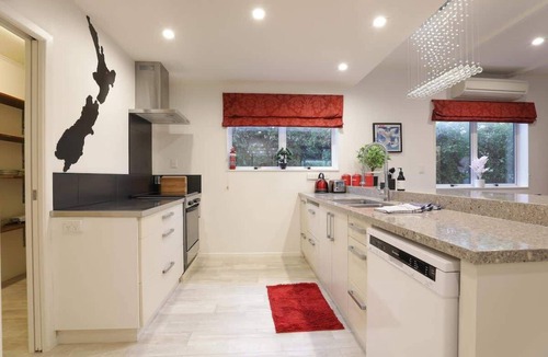 Rotorua House | Groovy on Grey - Spa Pool, Central, Sleeps 8