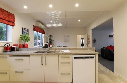 Rotorua House | Groovy on Grey - Spa Pool, Central, Sleeps 8