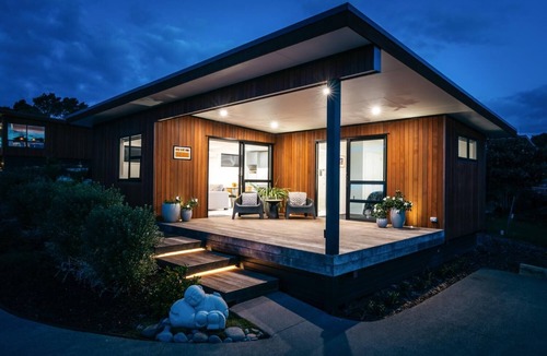 Waiheke Island House | Guest House on Queens