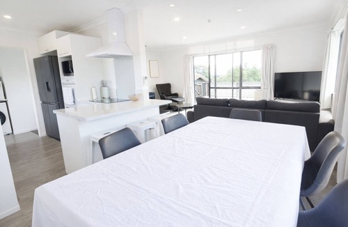 Richmond Heights House | HA 6Bdr Family Haven Walk to Lake/Shops/Boatramp +
