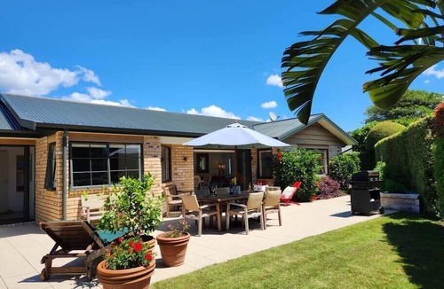 Hahei House | Hahei Garden Sanctuary - private, central, covered outdoor lounge, 5min to beach