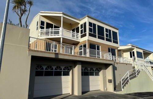 Rewa House | Hamblyn Heights Stunning Seaviews in New Plymouth