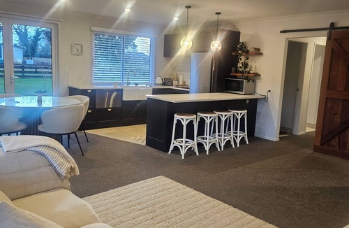 Tamahere House | Hamilton 3 bedroom Home overlooking paddocks 4 m from city