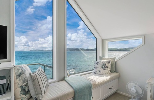Hilltop House | Hampton Cottage by the Lake - Taupo Holiday Home
