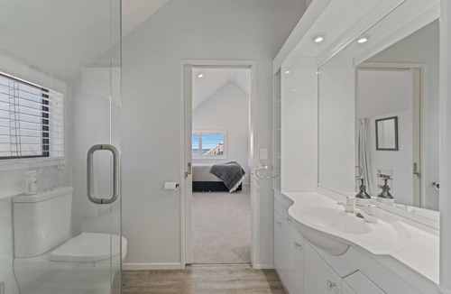 Hilltop House | Hampton Cottage by the Lake - Taupo Holiday Home