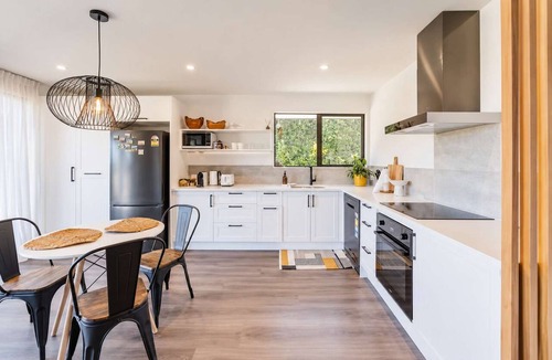 Prebbleton House | Hamptons Cottage | Hot Tub + Fireplace