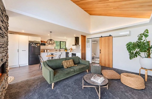 Prebbleton House | Hamptons Cottage | Hot Tub + Fireplace