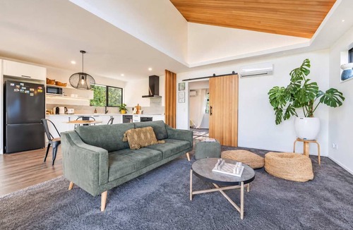 Prebbleton House | Hamptons Cottage | Hot Tub + Fireplace