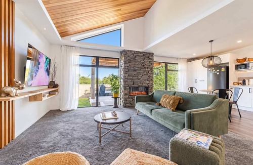 Prebbleton House | Hamptons Cottage | Hot Tub + Fireplace