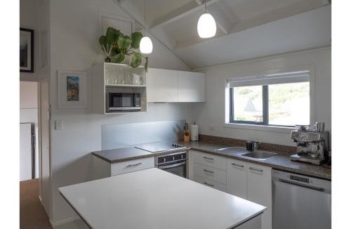 Tawa House | Handy Hideaway - on Main in Tawa