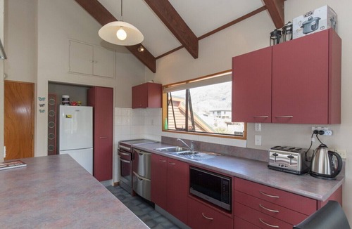 Wanaka Cottage | Haven by The Lake - Wanaka Holiday Home