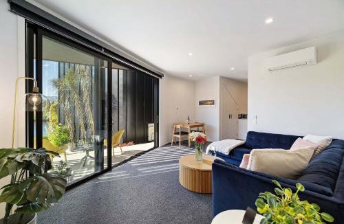 Kelvin Heights Apartment | Haven on the Lake Front
