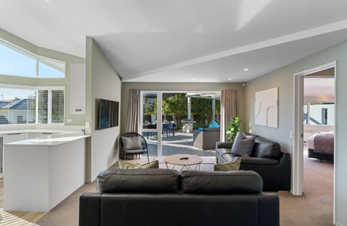 Waipahihi House | Haven @ the Heights
