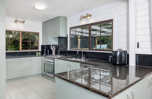 Kerikeri House | Hawkings Lodge - Kerikeri Holiday home