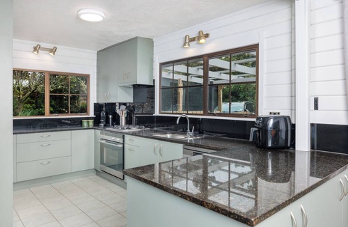 Kerikeri House | Hawkings Lodge - Kerikeri Holiday home