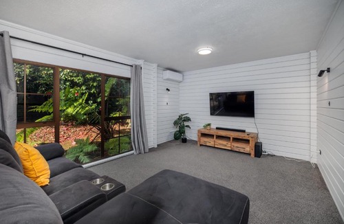 Kerikeri House | Hawkings Lodge - Kerikeri Holiday home