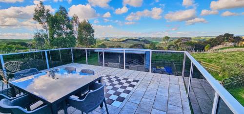 Ratana Apartment | Hawkstone Hideaway - Your Peaceful Getaway