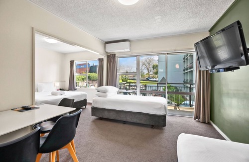 Hamilton North Hotel | Heartland Ambassador Hotel Hamilton