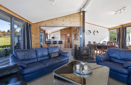 Acacia Bay Cottage | Heights Haven - Acacia Bay Holiday Home