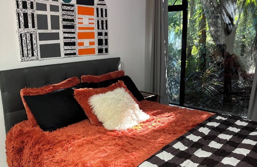 Titirangi Bed & Breakfast | Heritage reserve hideaway.Bush all around. One Bed-ground floor of our home