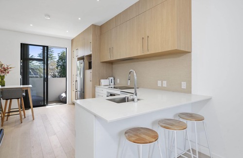 Orewa House | HIBISCUS HAVEN - OREWA HOLIDAY APARTMENT, family friendly in Orewa