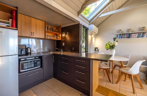 Palm Beach Apartment | Hibiscus Hideaway - Hibiscus Hideaway is a bright, comfortable apartment set within Waiheke Resort, with sea views and a short walk to Palm Beach. Open plan living leads out to a private deck, making it an easy, well-positioned base for couples or so