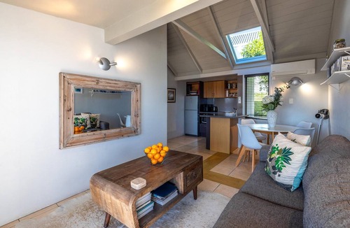 Palm Beach Apartment | Hibiscus Hideaway - Hibiscus Hideaway is a bright, comfortable apartment set within Waiheke Resort, with sea views and a short walk to Palm Beach. Open plan living leads out to a private deck, making it an easy, well-positioned base for couples or so