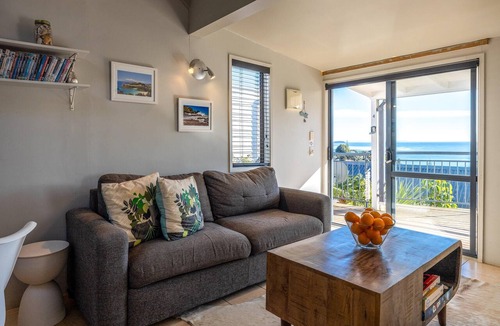 Palm Beach Apartment | Hibiscus Hideaway - Hibiscus Hideaway is a bright, comfortable apartment set within Waiheke Resort, with sea views and a short walk to Palm Beach. Open plan living leads out to a private deck, making it an easy, well-positioned base for couples or so
