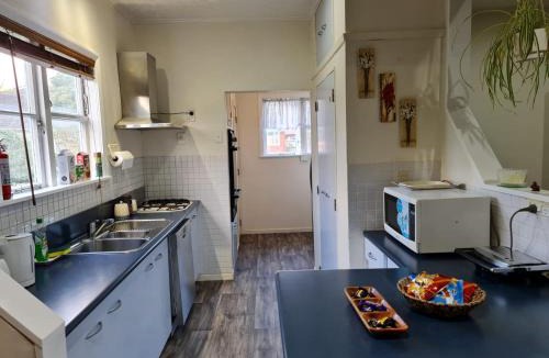 Lower Hutt Villa | Hidden Gem and Entire Bungalow in Central hutt