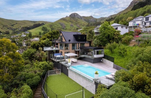 Christchurch District House | Hidden Paradise in ChCh -Pool, Spa & Harbour Views