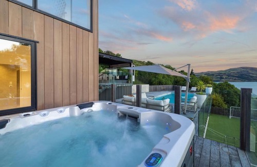 Christchurch District House | Hidden Paradise in ChCh -Pool, Spa & Harbour Views