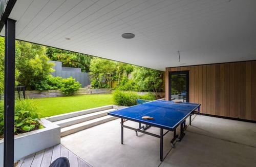 Christchurch District House | Hidden Paradise in ChCh -Pool, Spa & Harbour Views