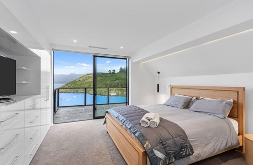 Christchurch District House | Hidden Paradise in ChCh -Pool, Spa & Harbour Views
