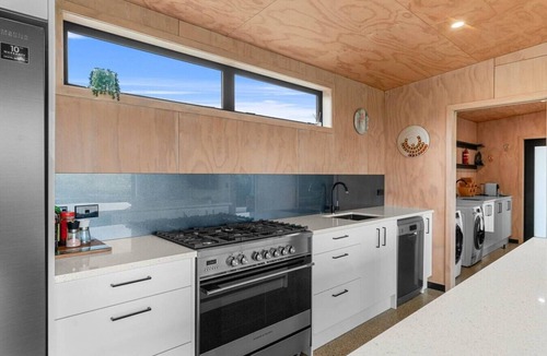 Mangawhai House | Hidden Treasure in Mangawhai Village + EV charger